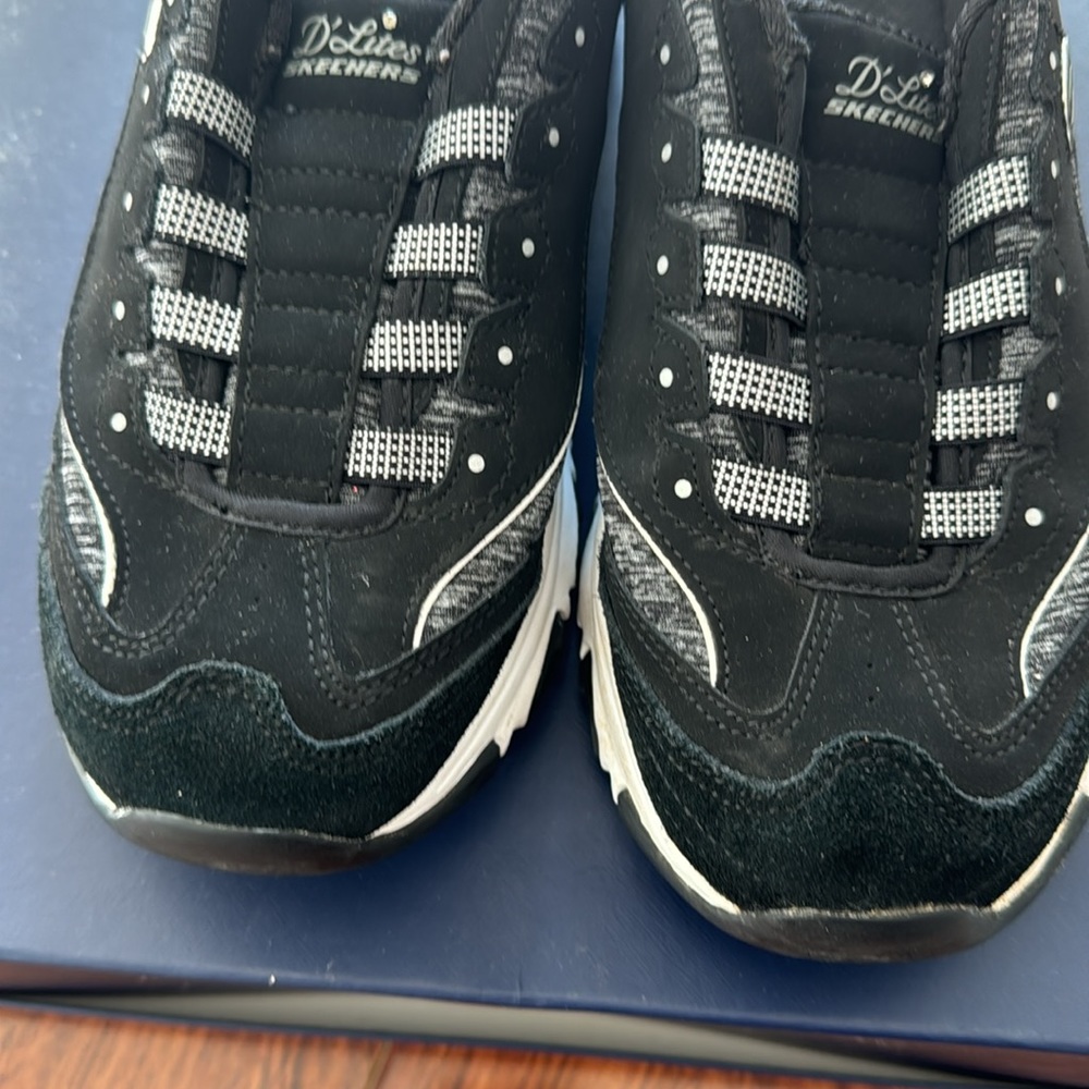 Like new nowhere and tear slip on Skechers sneakers - Picture 3 of 4